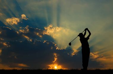güzel gün batımı sırasında Golf oynarken siluet golfçü