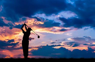 güzel gün batımı sırasında Golf oynarken siluet golfçü