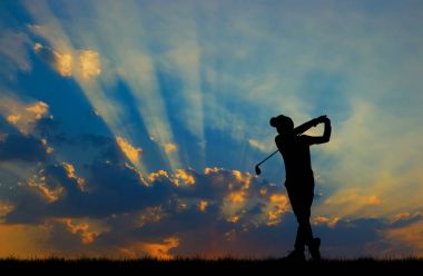 güzel gün batımı sırasında Golf oynarken siluet golfçü