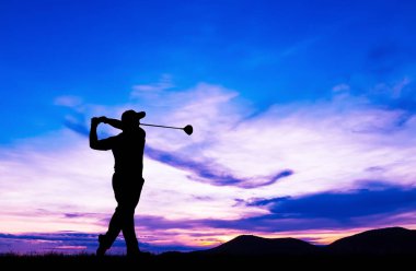 güzel gün batımı sırasında Golf oynarken siluet golfçü