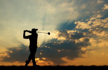 güzel gün batımı sırasında Golf oynarken siluet golfçü
