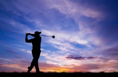 güzel gün batımı sırasında Golf oynarken siluet golfçü