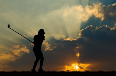 güzel gün batımı sırasında Golf oynarken siluet golfçü