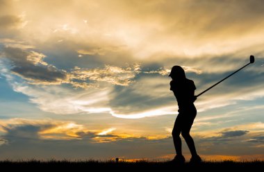 güzel gün batımı sırasında Golf oynarken siluet golfçü