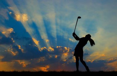 güzel gün batımı sırasında Golf oynarken siluet golfçü