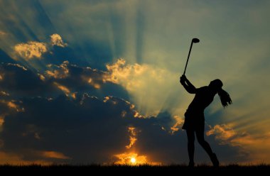 güzel gün batımı sırasında Golf oynarken siluet golfçü