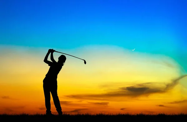 Silueta golfista jugando golf durante el hermoso atardecer — Foto de Stock