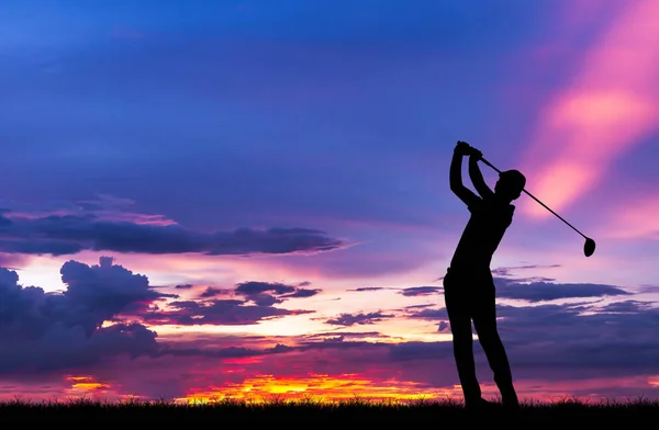 Silhueta golfista jogar golfe durante belo pôr do sol — Fotografia de Stock