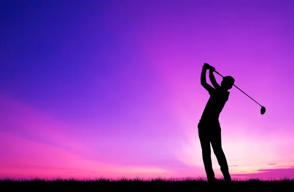 Silueta golfista jugando golf durante el hermoso atardecer — Foto de Stock