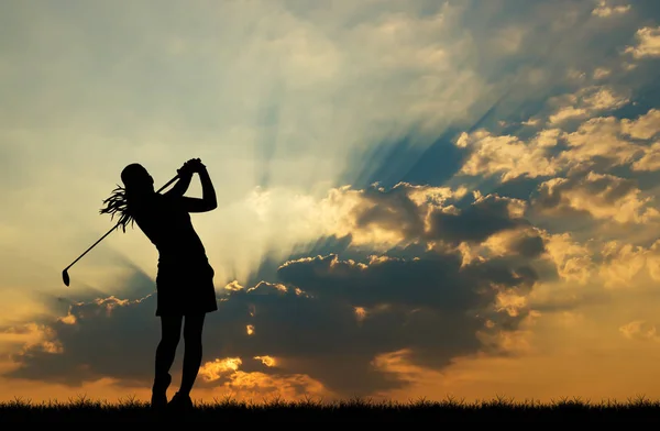 Σιλουέτα παίχτης του γκολφ, παίζοντας γκολφ κατά τη διάρκεια όμορφο ηλιοβασίλεμα — Φωτογραφία Αρχείου