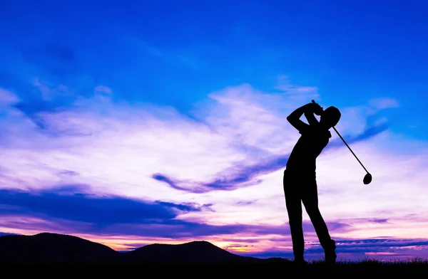 Silhouette golfer playing golf during beautiful sunset — Stock Photo, Image