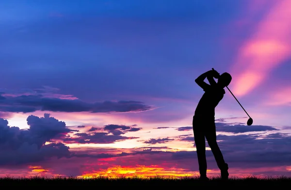 Silueta golfista jugando golf durante el hermoso atardecer —  Fotos de Stock