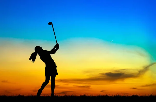 Silhouet golfer golfen tijdens de prachtige zonsondergang — Stockfoto