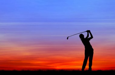 güzel gün batımı sırasında Golf oynarken siluet golfçü