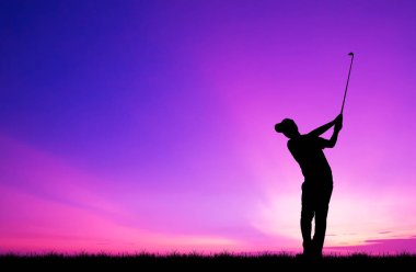 güzel gün batımı sırasında Golf oynarken siluet golfçü