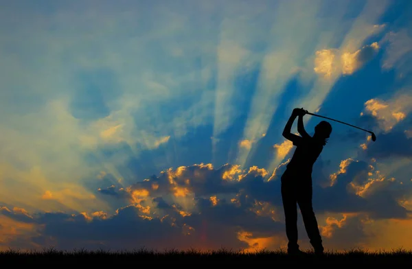 Силует Гольф грає в гольф під час красивого заходу сонця — стокове фото
