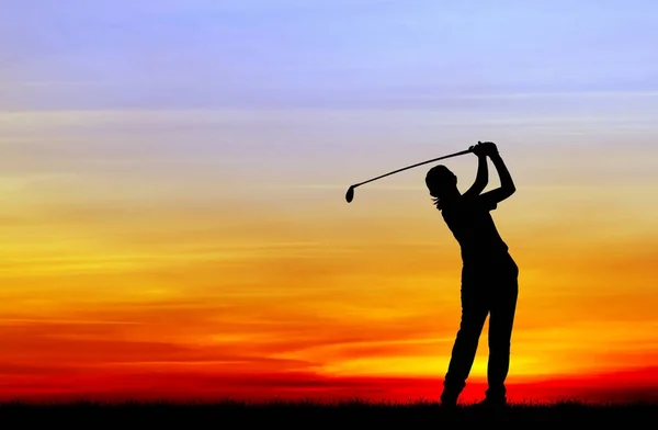 Силуэт гольфиста играть в гольф во время красивого заката — стоковое фото