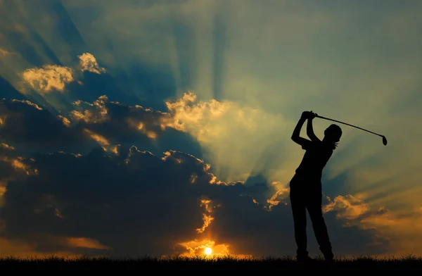 Silhouette Golfer Golf spielen bei schönem Sonnenuntergang — Stockfoto