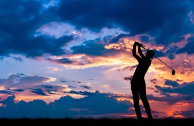 güzel gün batımı sırasında Golf oynarken siluet golfçü