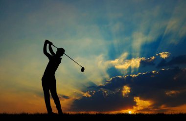 güzel gün batımı sırasında Golf oynarken siluet golfçü
