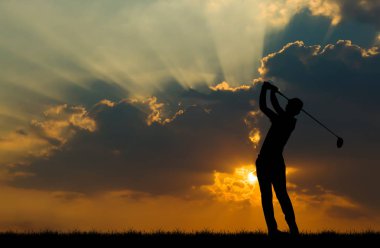 güzel gün batımı sırasında Golf oynarken siluet golfçü