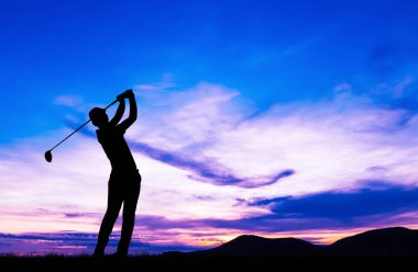 güzel gün batımı sırasında Golf oynarken siluet golfçü