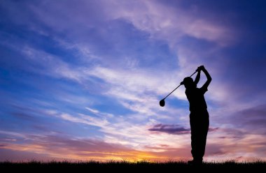 güzel gün batımı sırasında Golf oynarken siluet golfçü