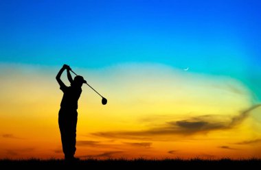 güzel gün batımı sırasında Golf oynarken siluet golfçü