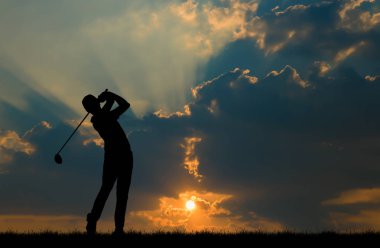 güzel gün batımı sırasında Golf oynarken siluet golfçü