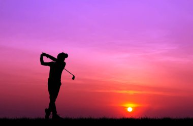 güzel gün batımı sırasında Golf oynarken siluet golfçü