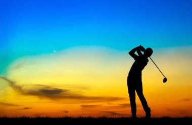 güzel gün batımı sırasında Golf oynarken siluet golfçü