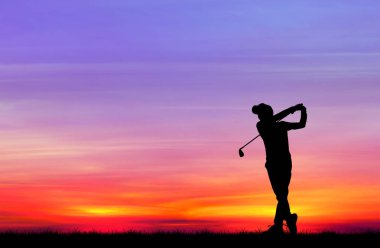 güzel gün batımı sırasında Golf oynarken siluet golfçü