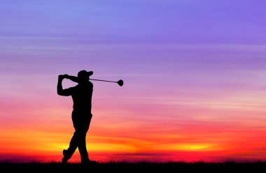güzel gün batımı sırasında Golf oynarken siluet golfçü