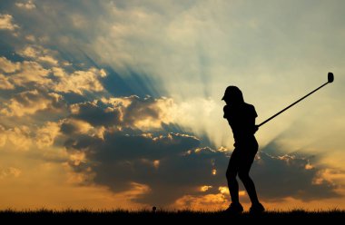 güzel gün batımı sırasında Golf oynarken siluet golfçü