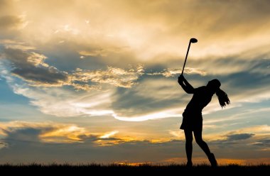 güzel gün batımı sırasında Golf oynarken siluet golfçü