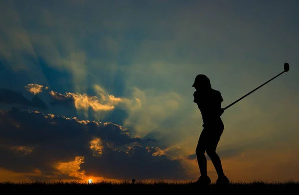 Silhouet golfer golfen tijdens de prachtige zonsondergang — Stockfoto