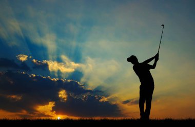 güzel gün batımı sırasında Golf oynarken siluet golfçü