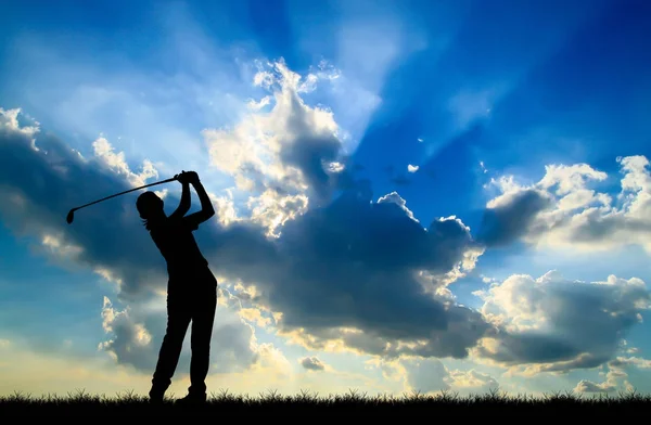 Silhueta golfista jogar golfe durante belo pôr do sol — Fotografia de Stock