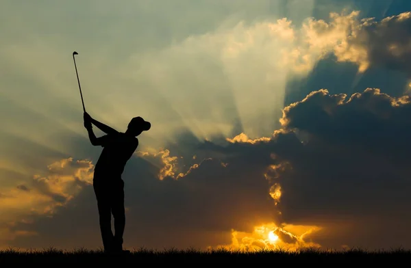 Silhueta golfista jogar golfe durante belo pôr do sol — Fotografia de Stock