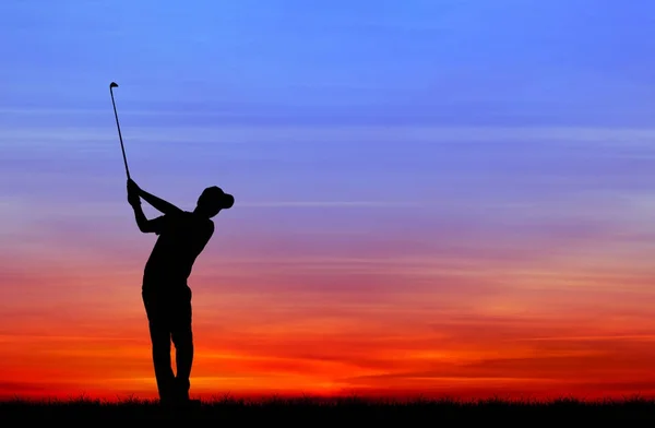 Silhueta golfista jogar golfe durante belo pôr do sol — Fotografia de Stock