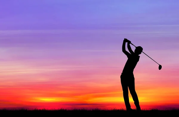 Silueta golfista hrát golf během krásný západ slunce — Stock fotografie