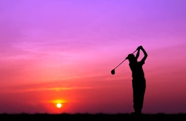 güzel gün batımı sırasında Golf oynarken siluet golfçü
