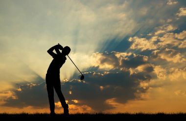 güzel gün batımı sırasında Golf oynarken siluet golfçü