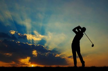güzel gün batımı sırasında Golf oynarken siluet golfçü