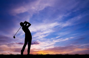 güzel gün batımı sırasında Golf oynarken siluet golfçü