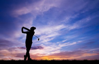 güzel gün batımı sırasında Golf oynarken siluet golfçü