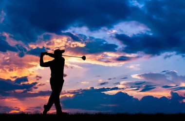 güzel gün batımı sırasında Golf oynarken siluet golfçü