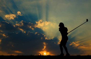 güzel gün batımı sırasında Golf oynarken siluet golfçü