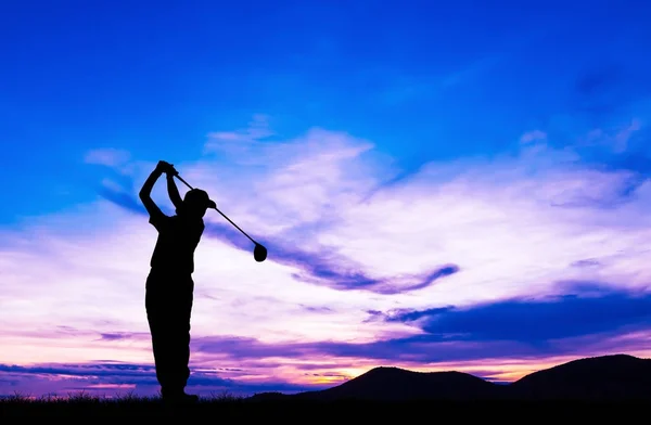 Silueta golfista jugando golf durante el hermoso atardecer — Foto de Stock