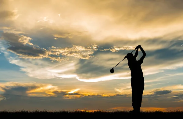 Silhouette golfare spela golf under vackra solnedgången — Stockfoto